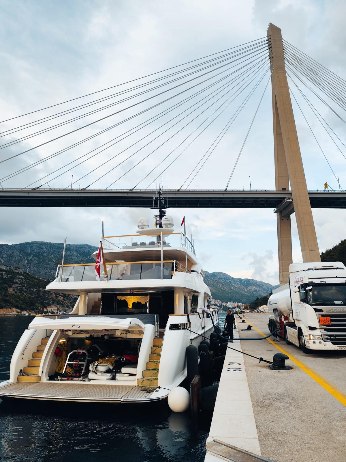 dce5e7a4-e514-47c0-a0b7-825844891701